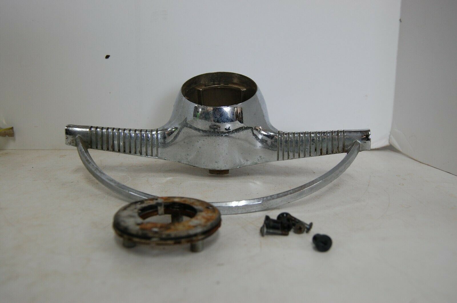 1956 PLYMOUTH BELVEDERE CENTER STEERING WHEEL HORN RING PART 1615653 M ...